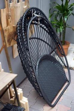 Merkloos Hangstoel Norway - Zwart Wicker & Touw Luxe Egg Hangstoel Met Dikke Antraciete Kussens Met Frame - Inklapbare Basket -Tuinmeubilair Verkoopwinkel 800x1200 9